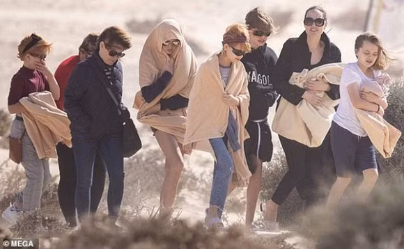 Angelina Jolie, sao Hollywood, Angelina Jolie đưa con đi chơi. 