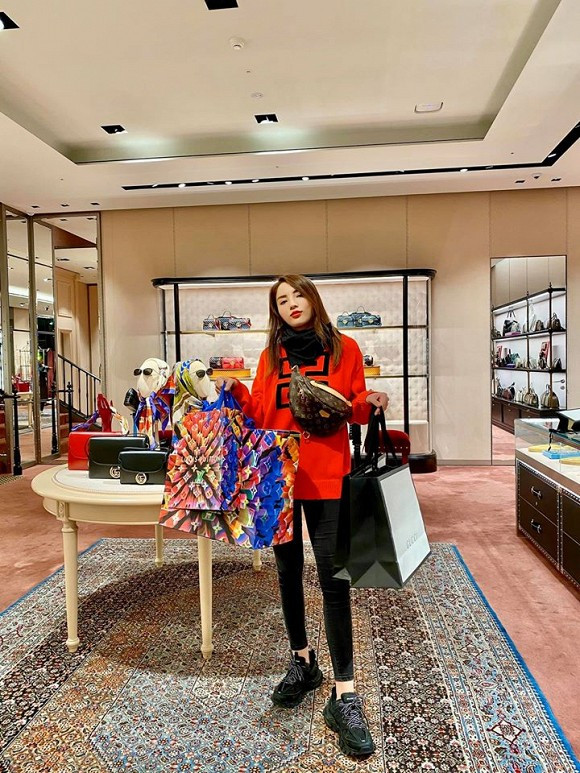 Kỳ Duyên, Kỳ Duyên mua hàng hiệu, sao việt 