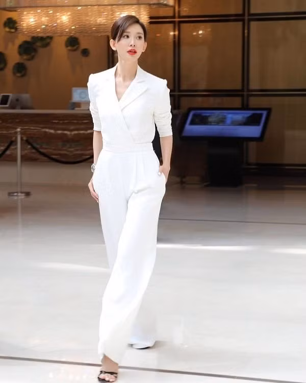 Siêu mẫu Đài Loan Lâm Chí Linh có chiều cao và vóc dáng tuyệt mỹ thế nên bộ jumpsuit trắng Ralph Lauren này hoàn toàn phù hợp với cô