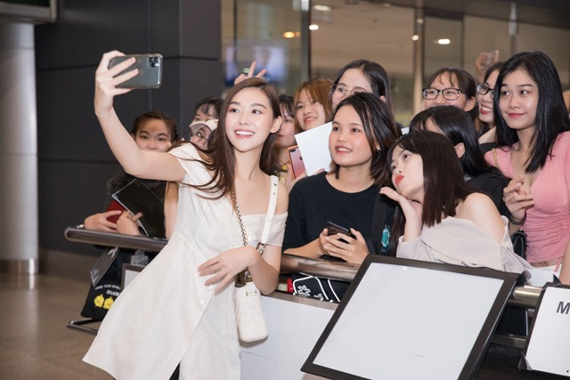 Fan đón nàng hậu ở sân bay khá đông. Fan đón nàng hậu ở sân bay khá đông.