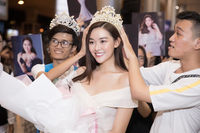Fan tặng Á hậu vương miện. Fan tặng Á hậu vương miện.