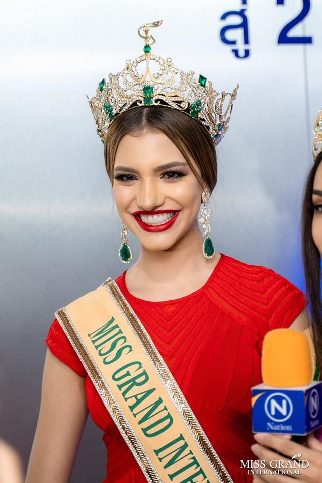 Hình ảnh mới nhất của tân Hoa hậu Hòa bình Quốc tế trên truyền thông Thái Lan.