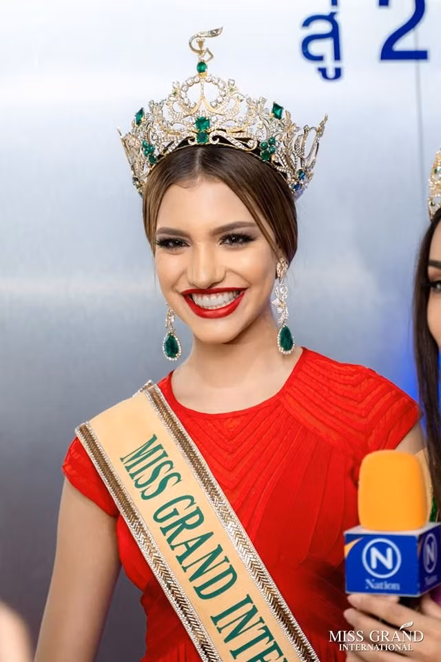 Hình ảnh mới nhất của tân Hoa hậu Hòa bình Quốc tế trên truyền thông Thái Lan.