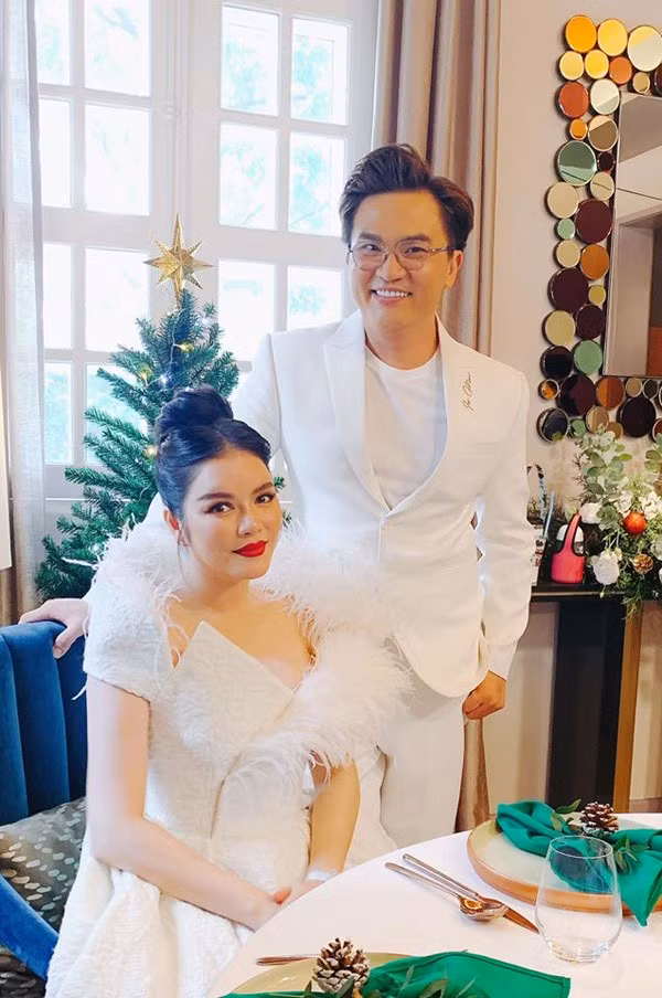 MC Đại Nghĩa tung ảnh cô dâu chú rể, Lý Nhã Kỳ lên tiếng giải thích - Ảnh 1.