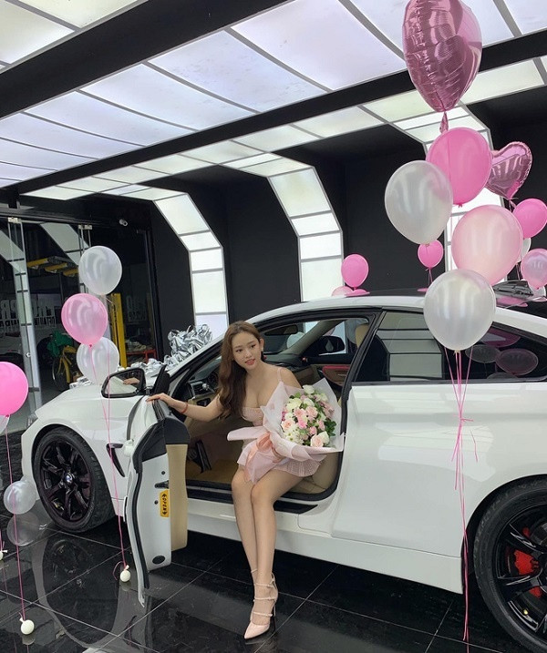 Nóng bỏng lại giàu có, 4 chân dài miền Tây này vẫn độc thân khiến fan nam phát cuồng ảnh 20 Nóng bỏng lại giàu có nhưng chân dài miền Tây này vẫn độc thân khiến fan nam phát cuồng