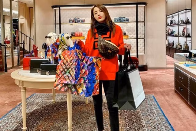 Tưởng mua loạt hàng hiệu nhưng ai ngờ Hoa hậu Kỳ Duyên chỉ mượn để chụp hình "sống ảo".