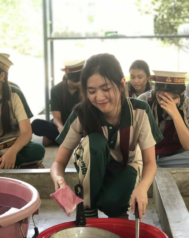 Nụ cười tỏa nắng của cô gái đã