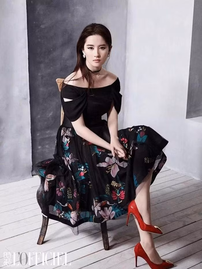 Ngắm gu thời trang cực kỳ sang chảnh của Lưu Diệc Phi ảnh 1