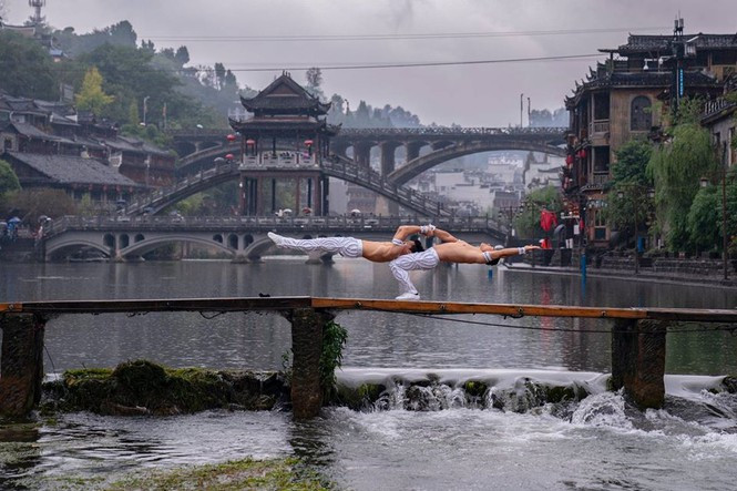 Anh em "Hoàng tử Xiếc" trình diễn đẹp mê hồn ở Phượng Hoàng cổ trấn ảnh 10 Anh em