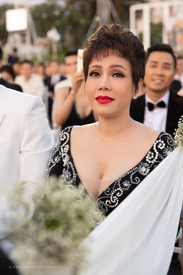 Việt Hương lên tiếng về trang phục bị "lố" trong đám cưới Ông Cao Thắng - Đông Nhi - Ảnh 2. Việt Hương lên tiếng về trang phục bị "lố" trong đám cưới Ông Cao Thắng - Đông Nhi - Ảnh 2.