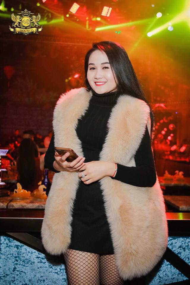  Ngọc Quyên từng chia sẻ cô và tiền đạo sinh năm 1997 quen nhau qua mạng xã hội. Tiến Linh là người chủ động nhắn tin làm quen nữ giáo viên. Sau 6 tháng trò chuyện trên mạng rồi gặp gỡ bên ngoài, cũng chính nam cầu thủ là người tỏ tình trước.