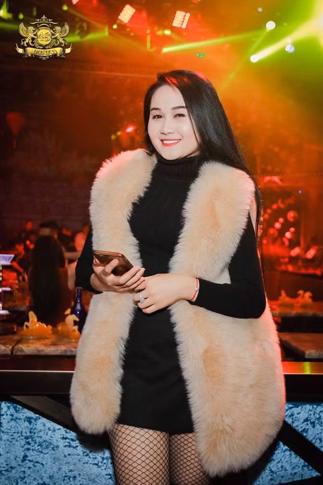  Ngọc Quyên từng chia sẻ cô và tiền đạo sinh năm 1997 quen nhau qua mạng xã hội.&nbsp;Tiến Linh là người chủ động nhắn tin làm quen nữ giáo viên. Sau 6 tháng trò chuyện trên mạng rồi gặp gỡ bên ngoài, cũng chính nam cầu thủ là người tỏ tình trước.