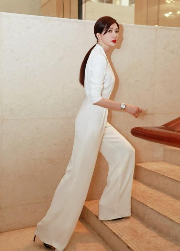 Siêu mẫu xứ Đài thanh thoát, xinh đẹp trong mọi góc nhìn cùng tone makeup đỏ đậm tươi rói, cô nhẹ nhàng xắn tay áo để tạo cảm giác thoải mái khi mặc