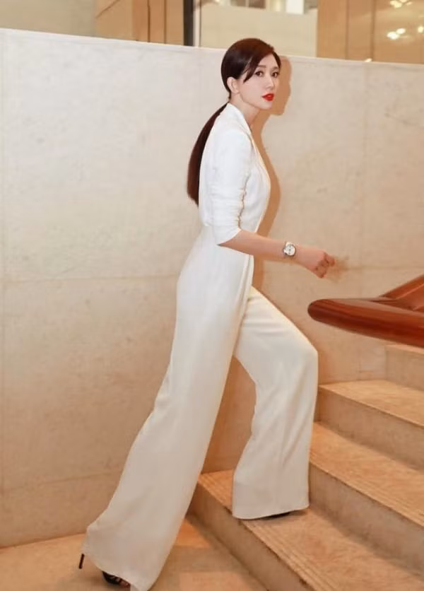 Siêu mẫu xứ Đài thanh thoát, xinh đẹp trong mọi góc nhìn cùng tone makeup đỏ đậm tươi rói, cô nhẹ nhàng xắn tay áo để tạo cảm giác thoải mái khi mặc