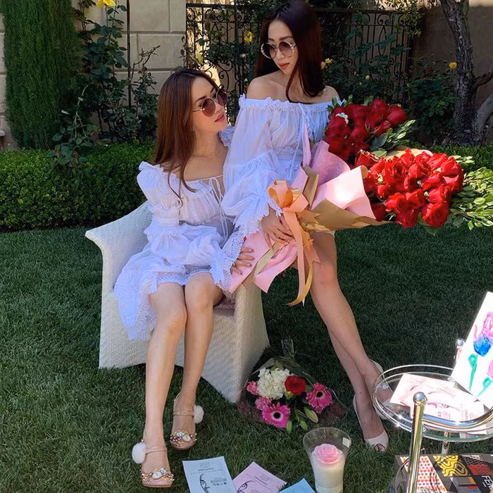 Cô nàng và mẹ thường diện đồ đôi như hai chị em