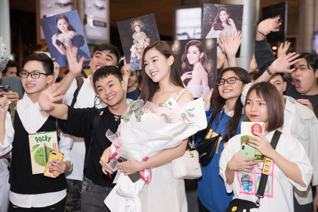 Á hậu Tường San và các fan. Á hậu Tường San và các fan.