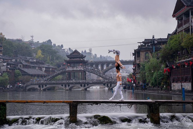 Anh em "Hoàng tử Xiếc" trình diễn đẹp mê hồn ở Phượng Hoàng cổ trấn ảnh 6 Anh em