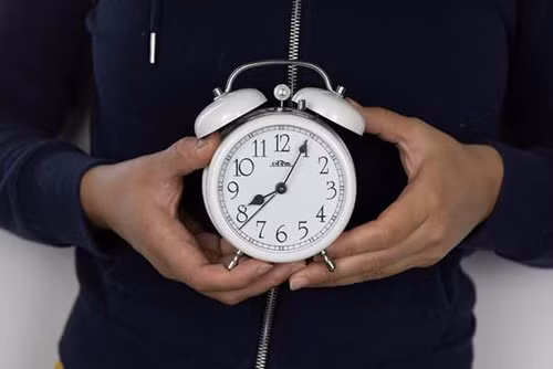 Cha mẹ nên sớm bắt đầu tìm hiểu kĩ lưỡng, lập ra một cái danh sách những trường đại học phù hợp với mong muốn và khả năng của con mình cũng như tài chính của gia đình.