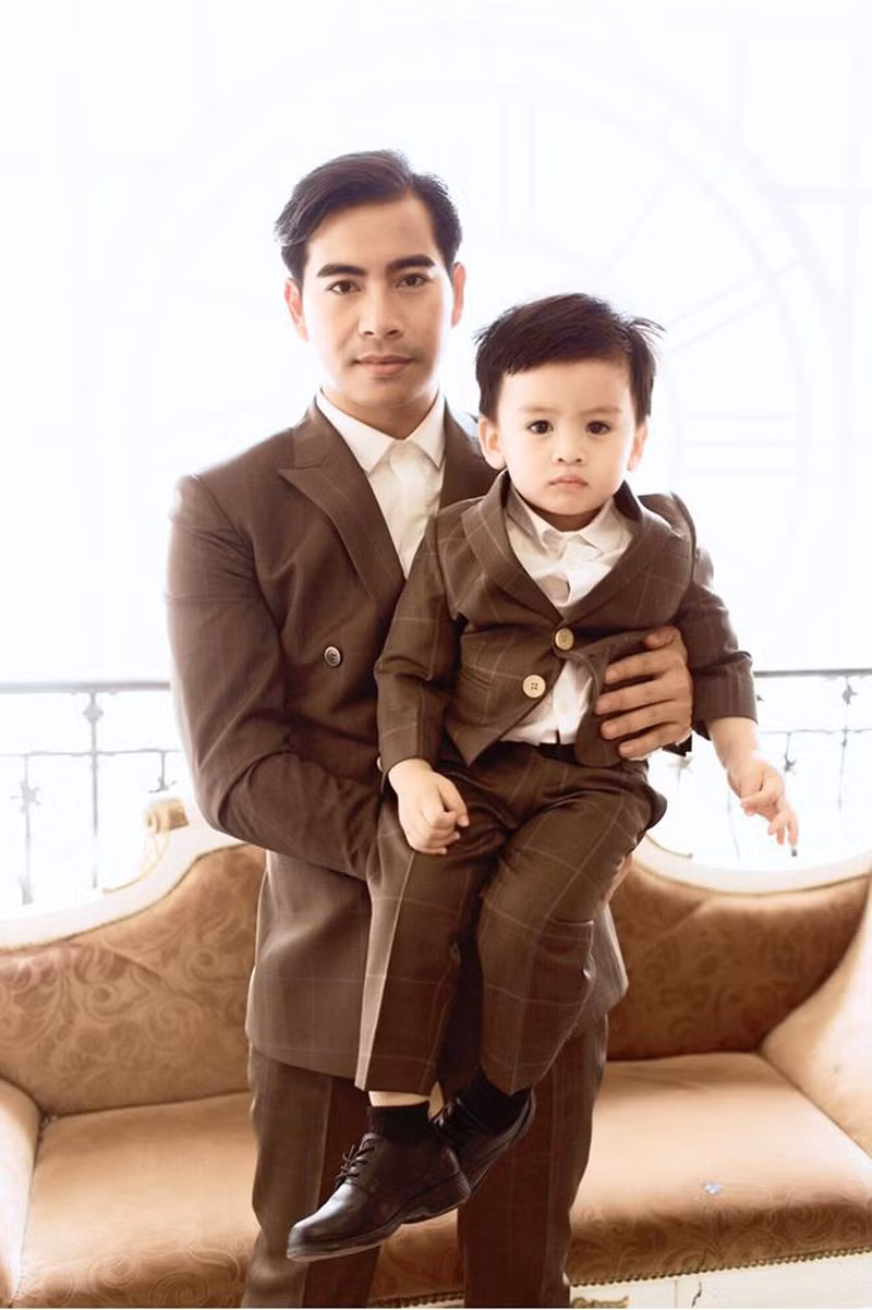 Thanh Binh dong vien con trai manh me giua tin don ly hon Ngoc Lan