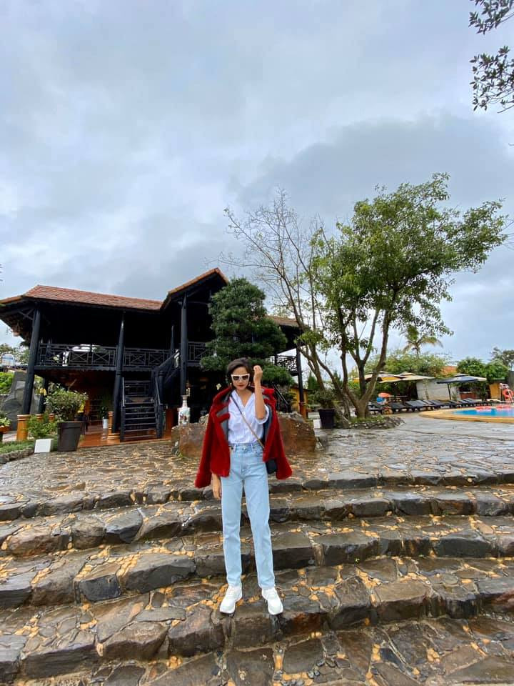 Chân dài dáng chuẩn sẵn nhưng HHen Niê vẫn đam mê sống ảo khi kéo chân đến mức quá đà mất cân đối? Chân dài dáng chuẩn sẵn nhưng HHen Niê vẫn đam mê sống ảo khi kéo chân đến mức quá đà mất cân đối?