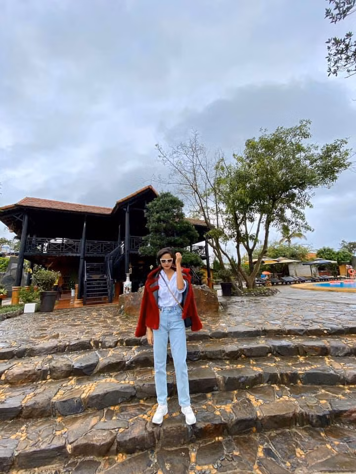 Chân dài dáng chuẩn sẵn nhưng HHen Niê vẫn đam mê sống ảo khi kéo chân đến mức quá đà mất cân đối?