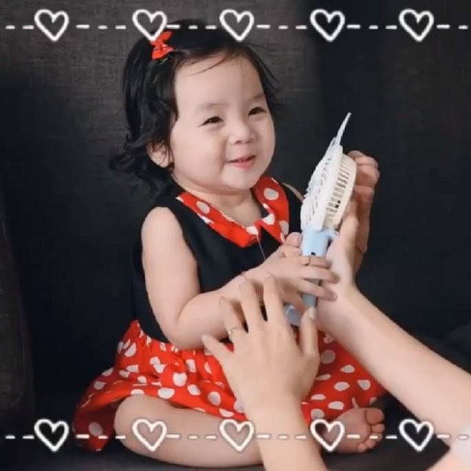 Tan chảy với loạt biểu cảm cực đáng yêu của con gái Hoài Lâm - Bảo Ngọc ảnh 2 Tan chay voi loat bieu cam cuc dang yeu cua con gai Hoai Lam - Bao Ngoc hinh anh 3
