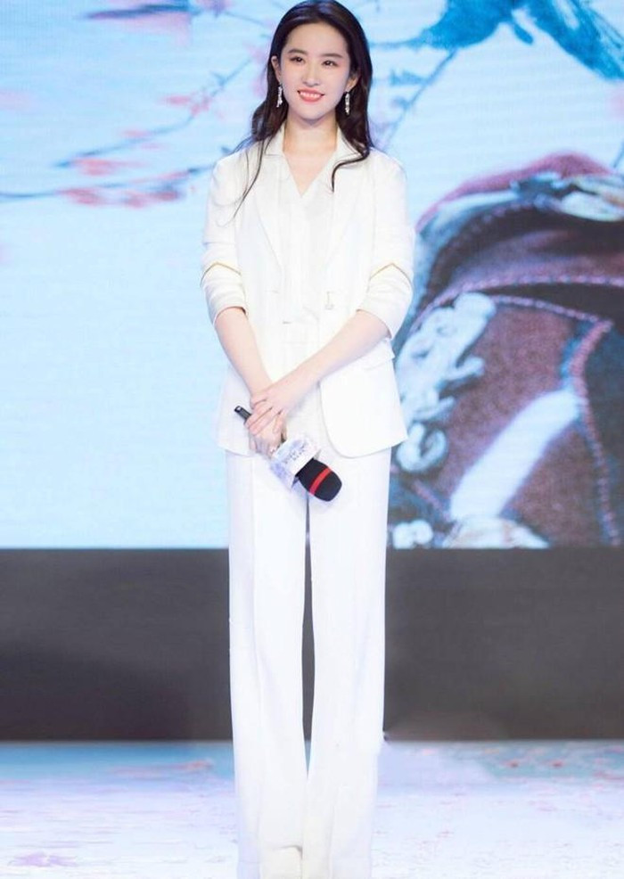 Ngắm gu thời trang cực kỳ sang chảnh của Lưu Diệc Phi ảnh 7 Ngắm gu thời trang cực kỳ sang chảnh của Lưu Diệc Phi ảnh 7