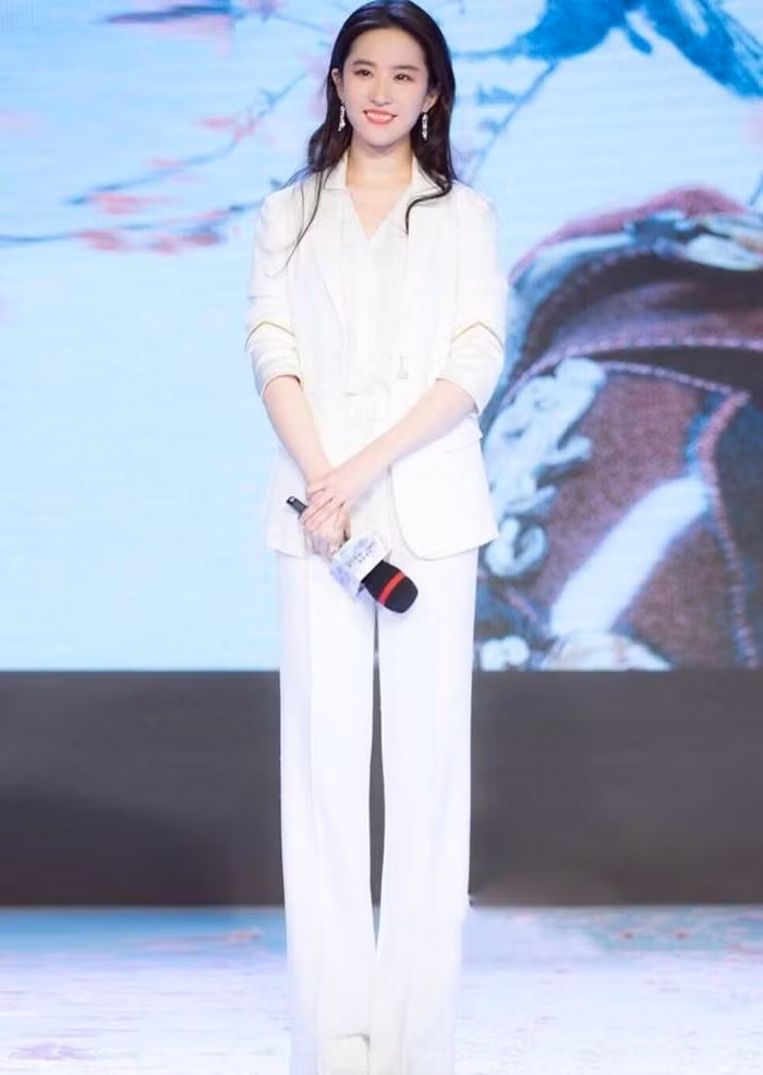 Ngắm gu thời trang cực kỳ sang chảnh của Lưu Diệc Phi ảnh 7