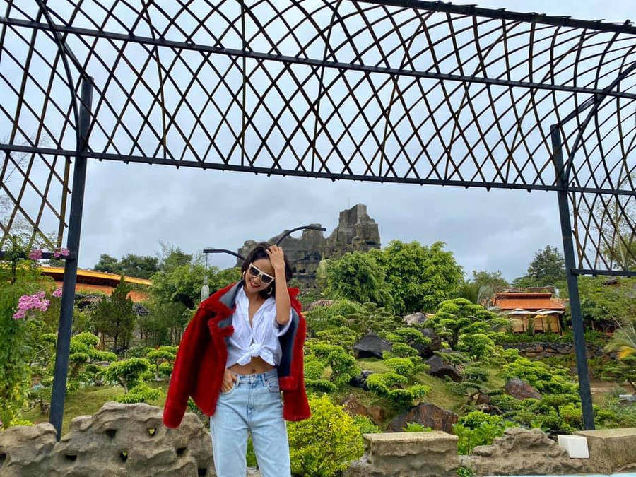 Chân dài dáng chuẩn sẵn nhưng HHen Niê vẫn đam mê sống ảo khi kéo chân đến mức quá đà mất cân đối? Chân dài dáng chuẩn sẵn nhưng HHen Niê vẫn đam mê sống ảo khi kéo chân đến mức quá đà mất cân đối?