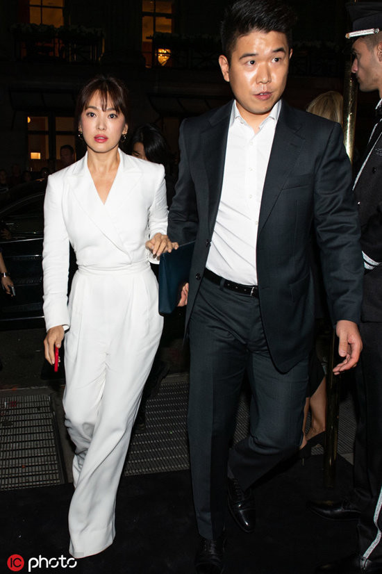 Song Hye Kyo Diễn diện thiết kế jumpsuit đơn sắc trong bộ sưu tập Xuân Hè 2019 của Ralph Lauren.