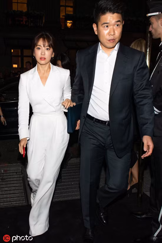 Song Hye Kyo Diễn diện thiết kế jumpsuit đơn sắc trong bộ sưu tập Xuân Hè 2019 của Ralph Lauren.