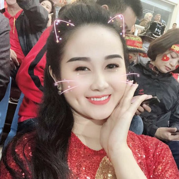  Cô nàng sở hữu gương mặt bầu bĩnh, mái tóc đen dài cùng vóc dáng cân đối. Tiến Linh và bạn gái giáo viên được đánh giá là rất đẹp đôi.