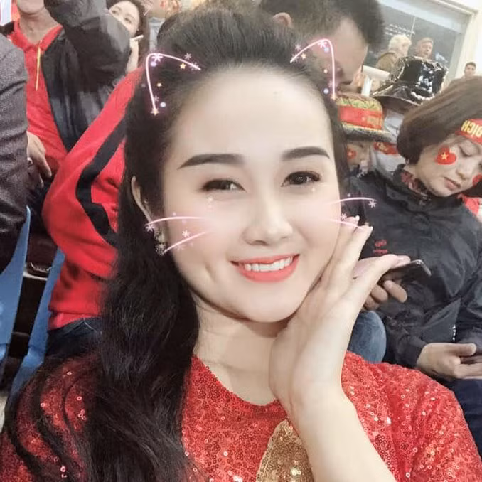  Cô nàng sở hữu gương mặt bầu bĩnh, mái tóc đen dài cùng vóc dáng cân đối. Tiến Linh và bạn gái giáo viên được đánh giá là rất đẹp đôi.