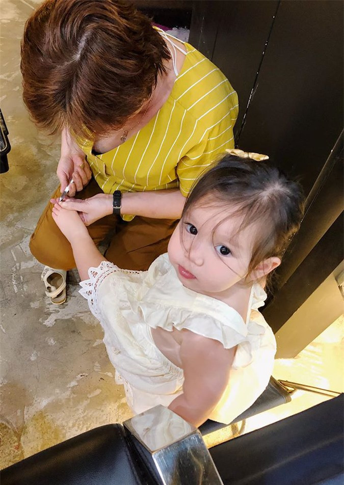 “Đẳng cấp” richkid như con gái siêu mẫu Hà Anh: Quần áo, đồ chơi đều là hàng hiệu, tủ giày riêng gần trăm đôi ảnh 23 “Đẳng cấp” richkid như con gái siêu mẫu Hà Anh: Quần áo, đồ chơi đều là hàng hiệu, tủ giày riêng gần trăm đôi ảnh 23