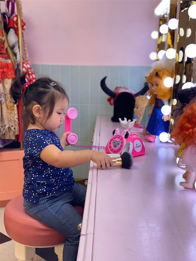 “Đẳng cấp” richkid như con gái siêu mẫu Hà Anh: Quần áo, đồ chơi đều là hàng hiệu, tủ giày riêng gần trăm đôi ảnh 5 “Đẳng cấp” richkid như con gái siêu mẫu Hà Anh: Quần áo, đồ chơi đều là hàng hiệu, tủ giày riêng gần trăm đôi ảnh 5