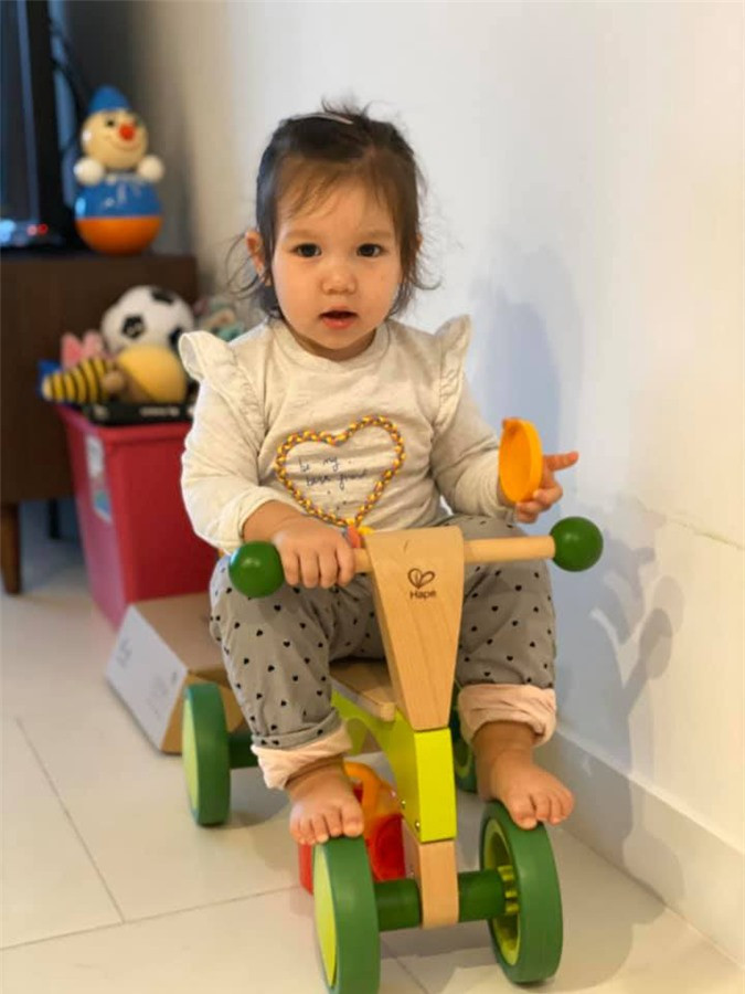 “Đẳng cấp” richkid như con gái siêu mẫu Hà Anh: Quần áo, đồ chơi đều là hàng hiệu, tủ giày riêng gần trăm đôi ảnh 12 “Đẳng cấp” richkid như con gái siêu mẫu Hà Anh: Quần áo, đồ chơi đều là hàng hiệu, tủ giày riêng gần trăm đôi ảnh 12