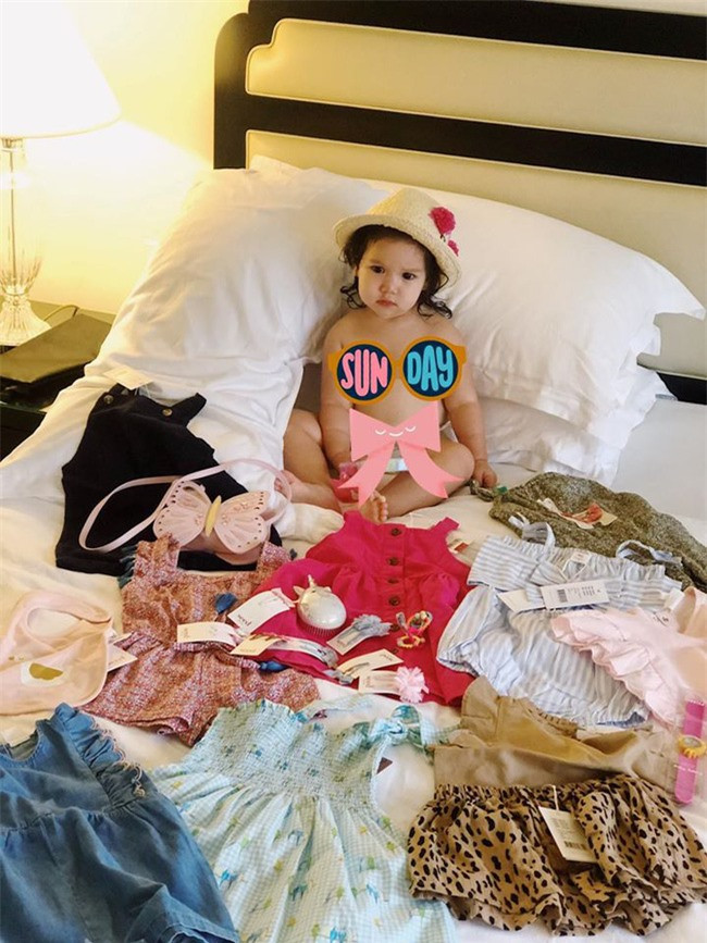 "Đẳng cấp" richkid như con gái siêu mẫu Hà Anh: Từ quần áo đến đồ chơi đều là hàng hiệu đắt đỏ, tủ giày riêng gần trăm đôi - Ảnh 8. "Đẳng cấp" richkid như con gái siêu mẫu Hà Anh: Từ quần áo đến đồ chơi đều là hàng hiệu đắt đỏ, tủ giày riêng gần trăm đôi - Ảnh 8.
