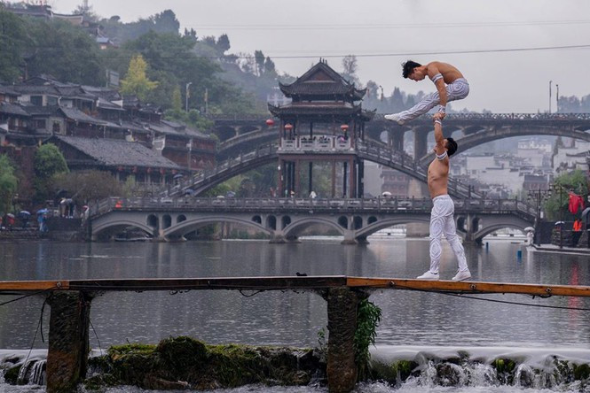 Anh em "Hoàng tử Xiếc" trình diễn đẹp mê hồn ở Phượng Hoàng cổ trấn ảnh 9 Anh em