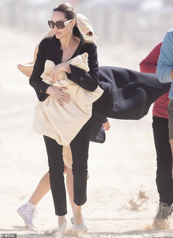 Angelina Jolie đưa các con đi chơi đảo, ảnh đời thường mà đẹp lung linh như cảnh phim 3 Angelina Jolie, sao Hollywood, Angelina Jolie đưa con đi chơi
