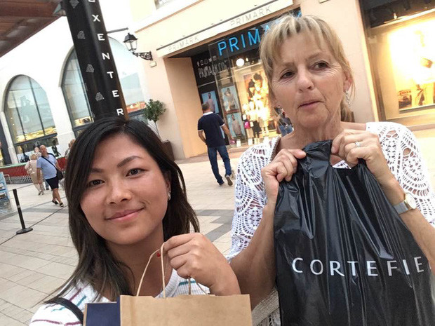 "Cô gái H"Mông nói tiếng Anh như gió" lần đầu lên tiếng về tin đồn ngoại tình ảnh 2 Cô vẫn đi dành thời gian đi chơi và mua sắm cùng bố mẹ chồng