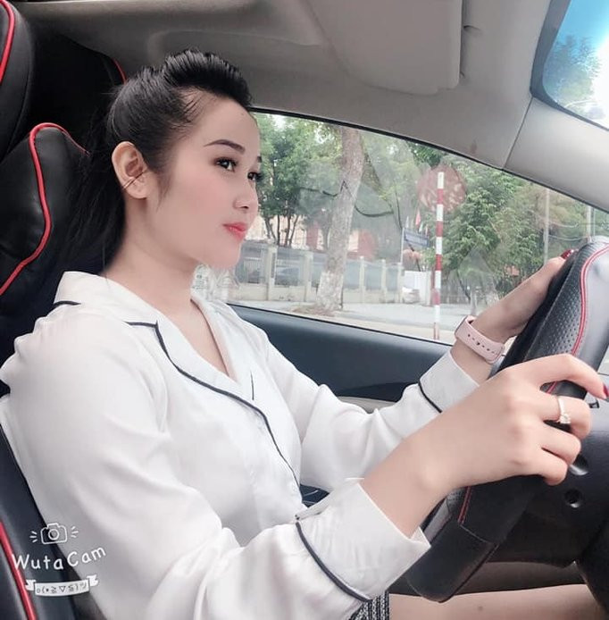  Thông qua các hình ảnh trên trang cá nhân, có thể thấy Ngọc Quyên xuất thân trong gia đình có điều kiện khá giả. Bạn gái Tiến Linh không ít lần khiến cư dân mạng trầm trồ với những bức ảnh khoe nhà đẹp, xe ô tô riêng.