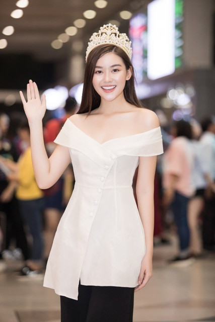 Thần thái luôn tự tin trước ống kính của nàng Á hậu. Thần thái luôn tự tin trước ống kính của nàng Á hậu.