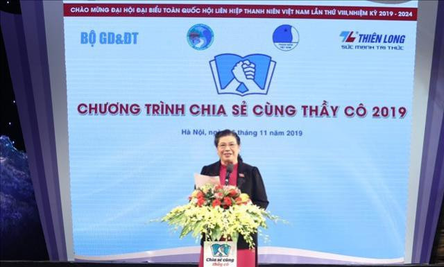 Phó Chủ tịch thường trực Quốc hội Tòng Thị Phóng ghi nhận những đóng góp của các thầy cô giáo. Phó Chủ tịch thường trực Quốc hội Tòng Thị Phóng ghi nhận những đóng góp của các thầy cô giáo.