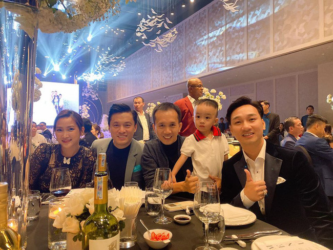 Lam Trường khoe ảnh vợ chồng tình cảm, nhan sắc trẻ trung của bà xã bỗng trở thành tâm điểm - Ảnh 4. Lam Trường khoe ảnh vợ chồng tình cảm, nhan sắc trẻ trung của bà xã bỗng trở thành tâm điểm - Ảnh 4.