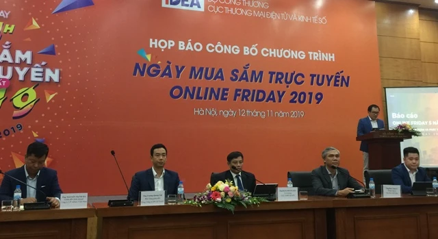 Ban tổ chức chủ trì họp báo.