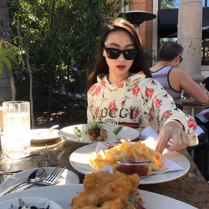 Hanah thường dùng những thương hiệu đắt đỏ như LV, Gucci, Dior,..