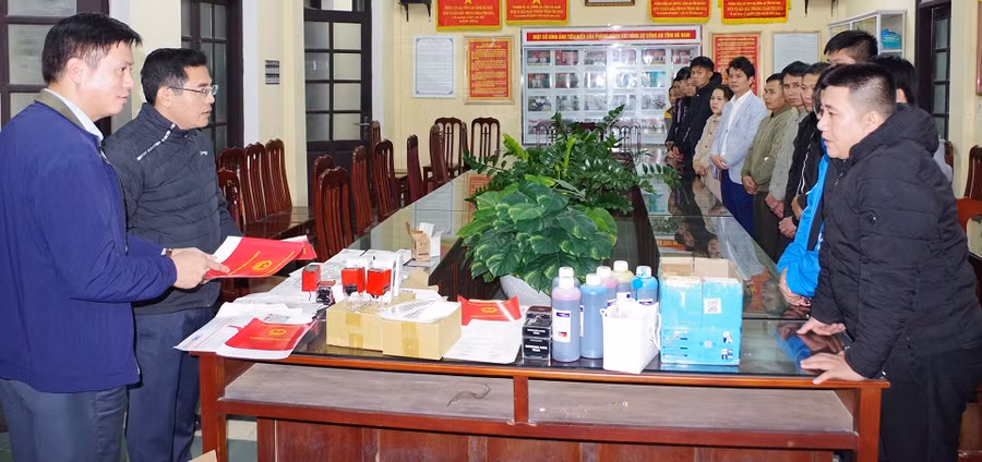 Nguyễn Thành Thái, Trần Xuân Hiển cùng đường dây đã sản xuất hàng chục nghìn giấy tờ giả, bán đi toàn quốc, thu lời bất chính 100 tỷ đồng. (ảnh CAHN).