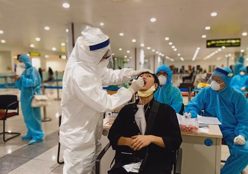Phân luồng, xét nghiệm ngẫu nhiên người từ TP Hồ Chí Minh về Hà Nội qua sân bay Nội Bài