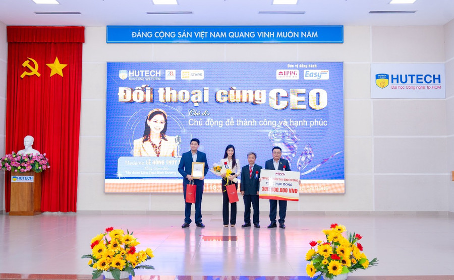 CEO Lê Hồng Thủy Tiên - Tổng Giám đốc Tập đoàn Liên Thái Bình Dương (IPPG) trao học bổng cho sinh viên HUTECH. CEO Lê Hồng Thủy Tiên - Tổng Giám đốc Tập đoàn Liên Thái Bình Dương (IPPG) trao học bổng cho sinh viên HUTECH.
