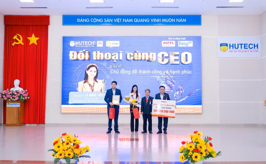 CEO Lê Hồng Thủy Tiên - Tổng Giám đốc Tập đoàn Liên Thái Bình Dương (IPPG) trao học bổng cho sinh viên HUTECH.